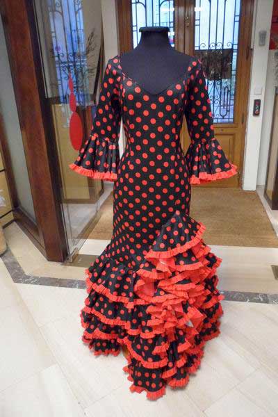 Traje flamenca rojo lunar negro 2025